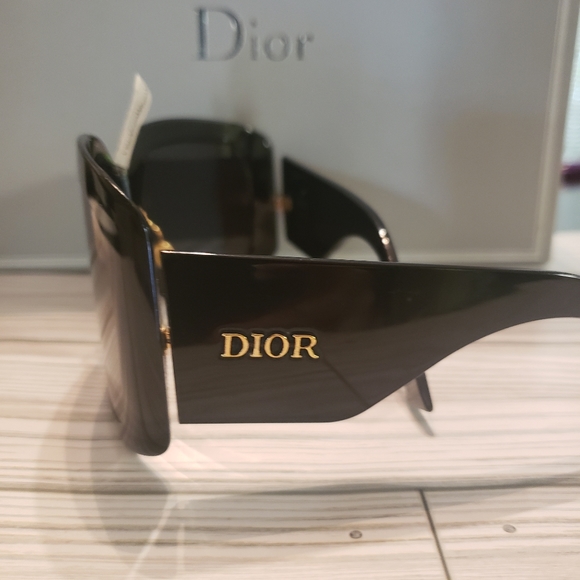 DIOR Sol Light 2 Oversized Celebrity Sunglasses - Picture 7 of 14